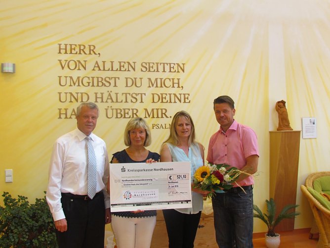 Olaf Salomon und Jens Eisenschmidt &uuml;bergaben an Andrea Feyer und Margret Holzapfel vom Christlichen Hospiz einen Spendenscheck in H&ouml;he von 521,10 Euro (Foto: Franziska Bernsdorf)