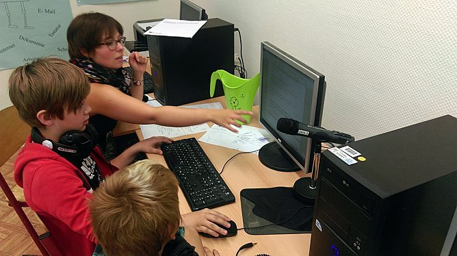 Unterst&uuml;tzt wurde die Klasse dabei von der Medienp&auml;dagogin Claudia Ehrhardt von Radio ENNO. (Foto: Radio ENNO)