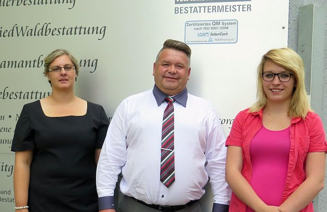 Von links: Antonie Fr&ouml;hlich-Meier, Bestattermeister Frank Meier und Mitarbeiterin Steffi Kati Jahn. (Foto: NUV)