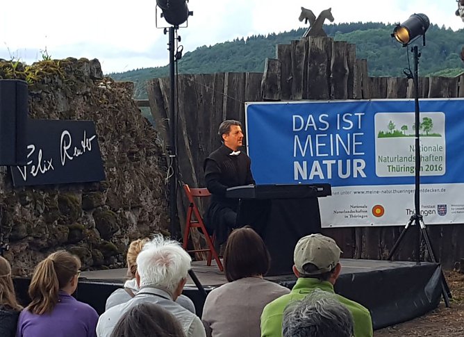 Pianist Felix Reuter auf der Burgruine Hohenstein (Foto: Naturpark S&uuml;dharz)