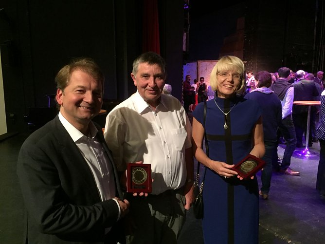 Lars Tietje und Angela Kalms wurden mit der Ehrenplakette des Kreissportbund Nordhausen geehrt. Die Auszeichnungen nahmen der Vizepr&auml;sident des KSB Klaus K&ouml;rber sowie der Gesch&auml;ftsf&uuml;hrer des KSB Andreas Meyer vor. (Foto: Andreas Meyer)