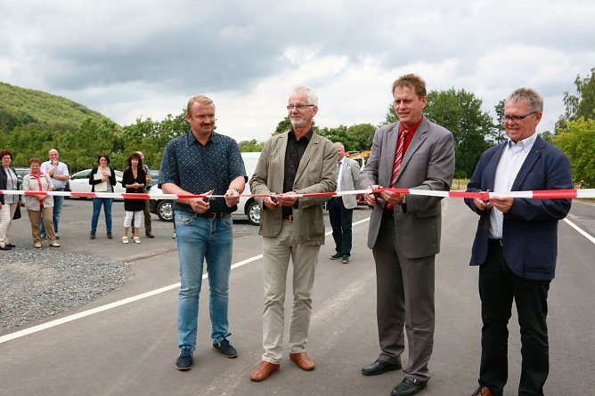 Heiko Maulhardt vom Ingenieurb&uuml;ro Meinecke, Stra&szlig;enbauamt-Chef Franz Rohmund, B&uuml;rgermeister Matthias Ehrhold und Strabag-Gruppenleiter Dietmar Steinecke beim Banddurchschnitt.  (Foto: Susanne Schedwill)