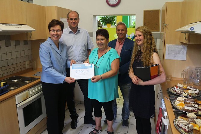 v.l.: Finanzministerin Heike Taubert, Landrat Matthias Jendricke, K&uuml;chenfee Brita Behrens, Gesch&auml;ftsf&uuml;hrer Ren&eacute; K&uuml;bler und MeGeHa Leiterin Stephanie Sch&uuml;ler (Foto: Angelo Glashagel)