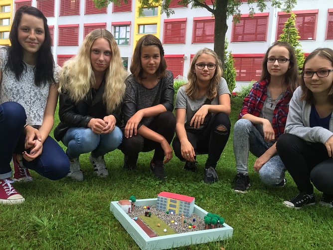 Ellrichs Regelschüler versuchten sich an kreativer Betonkunst (Foto: Manuela Dilbins) Ellrichs Regelschüler versuchten sich an kreativer Betonkunst (Foto: Manuela Dilbins)