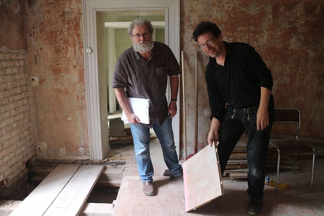 Dr. Folke Dietzsch (links) und Johannes Fliegel begutachten das alte Parkett (Foto: Angelo Glashagel)