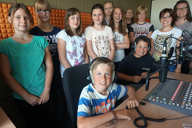 F&uuml;r die Kinder der Regelschule Hainleite stand auch ein Besuch bei Radio ENNO und die Besch&auml;ftigung mit Kommunikation und dem Internet f&uuml;r die 10 Teilnehmer auf dem Programm (Foto: Radio ENNO)