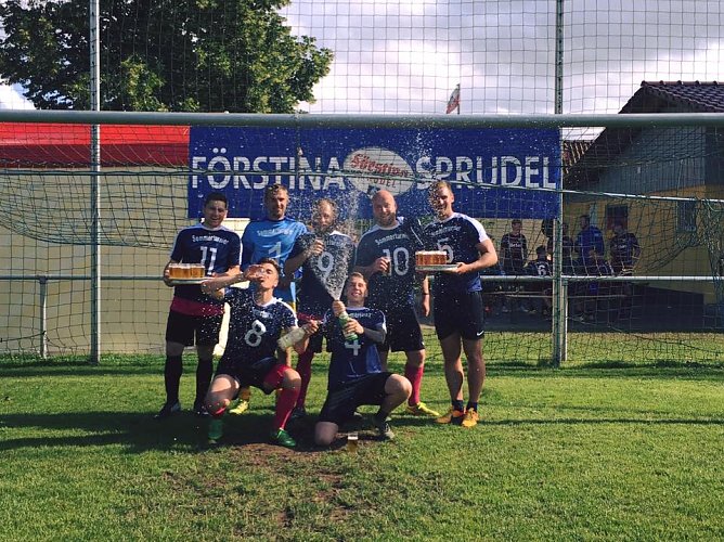 Die "Kornstädter" feiern ihren Sieg (Foto: M. Schulze) Die "Kornstädter" feiern ihren Sieg (Foto: M. Schulze)