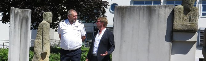 Kunst, Polizei und Politik (Foto: nnz)