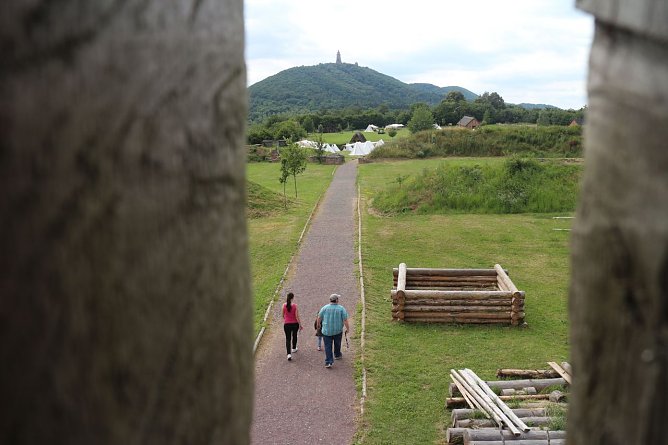 Eine Au&szlig;enmauer, drei W&auml;lle, noch ein Tor und dahinter das Palas - im Schatten des Kyffh&auml;user kann man dem Leben auf der Pfalz nachsp&uuml;ren (Foto: Angelo Glashagel)