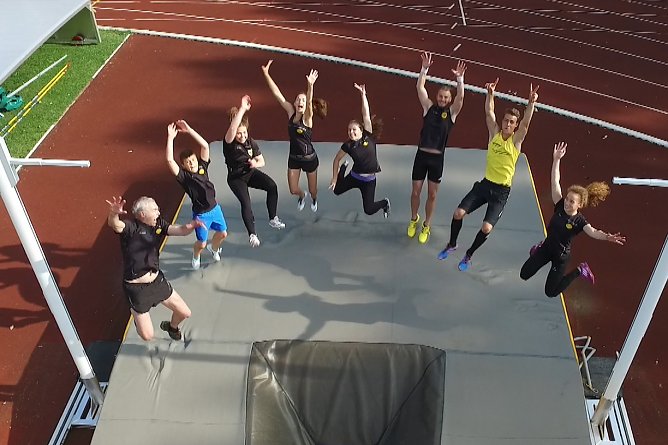 Von Freude und etwas Wehmut war das diesj&auml;hrige Sommerspringen der Nordh&auml;user Stabhochspringer von LV Altstadt und HSG Nordhasen um Trainer Martin R&auml;cke gepr&auml;gt. (Foto: Uwe Tittel)