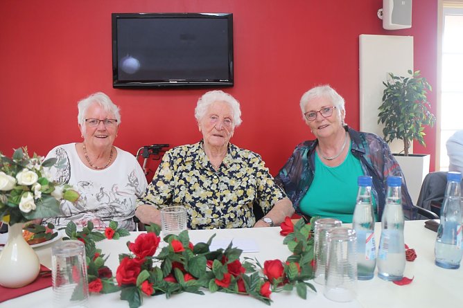 Elfriede Niestroy mit ihren Töchtern Christa (links) und Gudrun (Foto: Angelo Glashagel) Elfriede Niestroy mit ihren Töchtern Christa (links) und Gudrun (Foto: Angelo Glashagel)