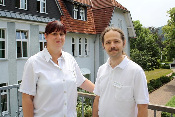 Ober&auml;rztin Anke Gra&szlig; (li.) und Volker Nahmmacher (re.) wurden als Osteologen f&uuml;r das Schwerpunktzentrum in der HELIOS Klinik Bleicherode zertifiziert.  (Foto: Janine Weller)