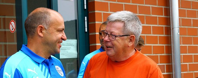 Joe Albersinger im Gespr&auml;ch mit Wacker-Fan Rainer Bachmann beim Fantreffen in Rottleberode (Foto: Bernd Peter)