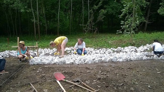 Arbeiten beim International Summer Camp 2015 (Foto: KZ Gedenkstätte Mittelbau Dora) Arbeiten beim International Summer Camp 2015 (Foto: KZ Gedenkstätte Mittelbau Dora)