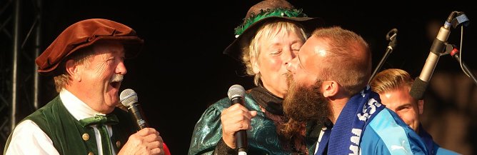 Hochzeits-K&uuml;sschen zwischen Hannichen und "Toni" (Foto: nnz)