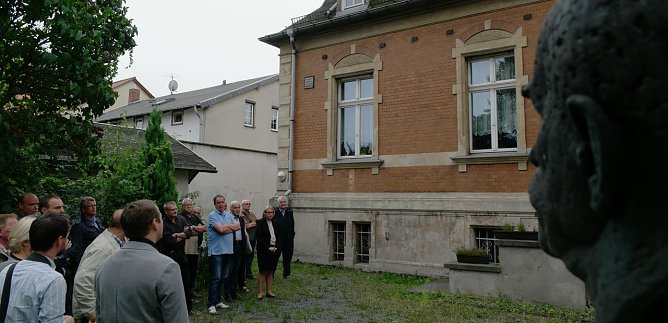 Besichtigung im Garten, rechts die B&uuml;ste Thomas Manns (Foto: nnz)
