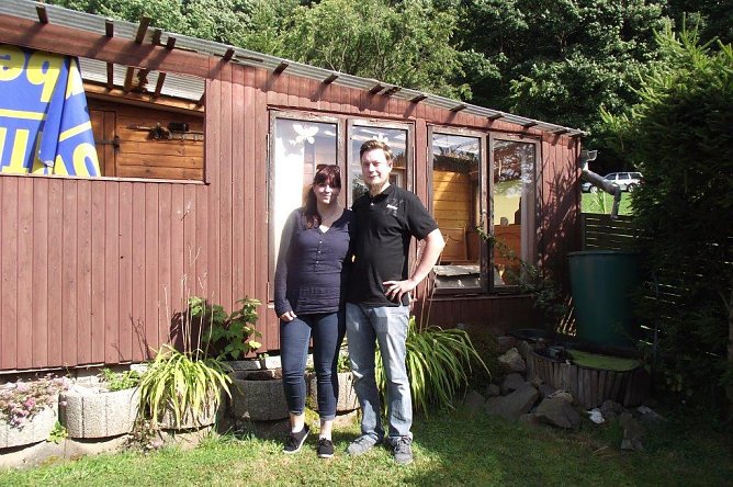 Juliane Hilse und Martin Dettler vor ihrem Bungalow im KleingartenJuliane Hilse und Martin Dettler vor ihrem Bungalow im Kleingarten (Foto: Kur)