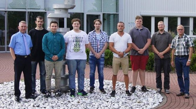 Die sieben neuen Azubis (Foto: Feuer Powertrain)