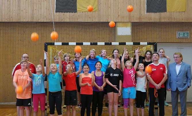 Neue B&auml;lle f&uuml;r den Handball-Nachwuchs (Foto: nnz)