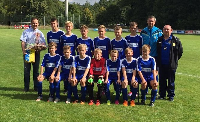 Am vergangenen Sonntag gab es Grund zur Freude bei der C-Juniorenmannschaft des VfL 28 Ellrich. P&uuml;nktlich zum Saisonstart &uuml;bergab der neue Partner im Nachwuchsbereich, die Saint-Gobain Formula Gmbh aus Walkenried, einen neuen Trikotsatz. (Foto: privat)