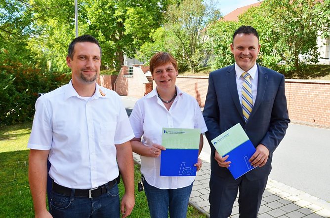 Sven Obermann, HSN Pr&auml;sident Prof. Dr. J&ouml;rg Wagner und Iris Knecht besiegelten die Zusammenarbeit zwischen dem ASB Kreisverband Northeim/Osterode und der Hochschule Nordhausen (v.l.) (Foto: Tina Bergknapp)