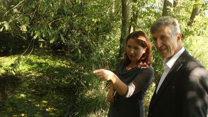 Die Arbeit wertsch&auml;tzen, die in den letzten Jahren geleistet wurde - Th&uuml;ringens Umweltministerin Anja Siegesmund mit Oberb&uuml;rgermeister Zeh an der Salzaquelle (Foto: Angelo Glashagel)