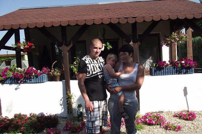 Nadine Hoppe und Steven B&ouml;ning mit Sohnemann vor ihrem Bungalow. (Foto: Kurt Frank)