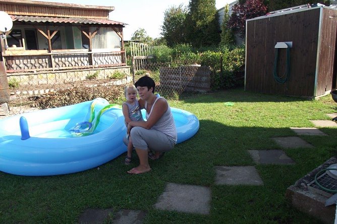 Der kleine Mini-Pool  ist an hei&szlig;en Tagen immer willkommen. (Foto: Kurt Frank)