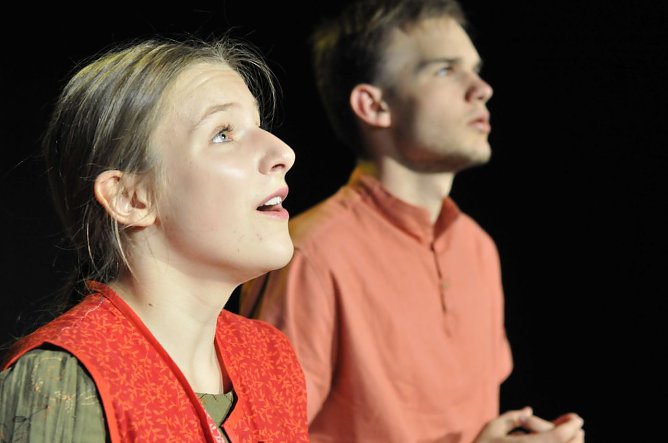 Das St&uuml;ck "Kleine Engel" erz&auml;hlt die Geschichte zweier jungen Menschen, die nicht aufgeben wollen. (Foto: Diana Floetenmeyer)