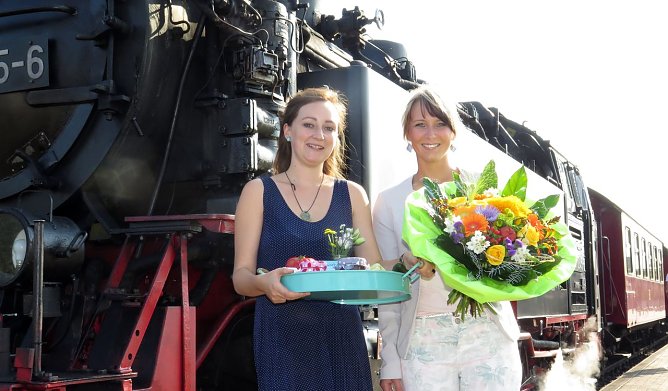 Mandy Ziegler (links) und Anne Walther am abfahrbereiten Zug zum Brocken (Foto: nnz)