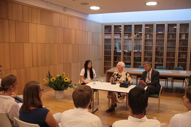 Anl&auml;sslich des Weltfriedenstages fand in der Stadtbibliothek Nordhausen heute ein Zeitzeugengespr&auml;ch mit Elfriede Niestroy statt (Foto: Angelo Glashagel)
