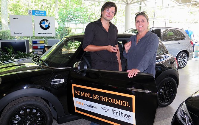 Steffi Fritze &uuml;bergibt den "Z&uuml;ndschl&uuml;ssel" an nnz-Redakteur Angelo Glashagel (Foto: privat)