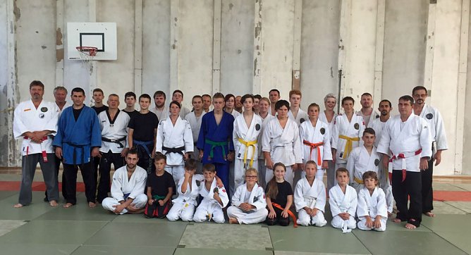 ...  Landesverband Th&uuml;ringen e.V. machte in Artern Station. Kampfsportler aus Nordhausen, Arnstadt, Erfurt, Leinefelde und Artern besuchten das Training... (Foto: Werner Bank)