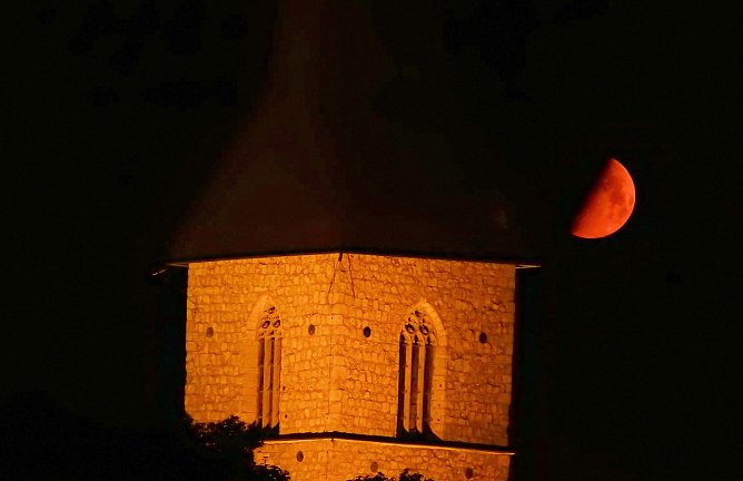 Der Mond und der Turm (Foto: Peter Blei)