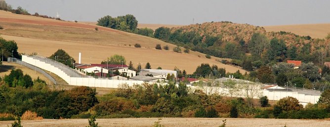 Die Justizvollzugsanstalt Volkstedt aus Richtung Helbra gesehen. (Foto: Jochen Miche) Die Justizvollzugsanstalt Volkstedt aus Richtung Helbra gesehen. (Foto: Jochen Miche)