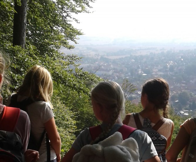Die Klasse 5b des Schiller Gymnasiums hoch oben &uuml;ber Bleicherode (Foto: Friedrich Schiller Gymnasium Bleicherode)