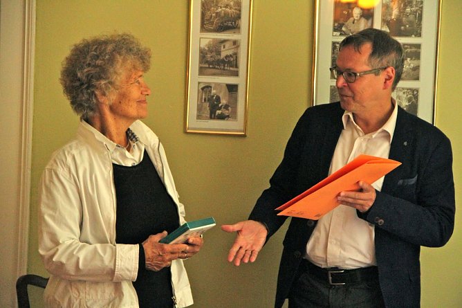 115.000 Euro f&uuml;r den Park Hohenrode konnte Landeskonservator Holger Reinhardt heute Gisela Hartmann &uuml;berreichen (Foto: Angelo Glashagel)