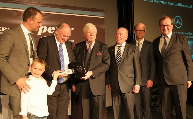 Schl&uuml;ssel&uuml;bergabe (Foto: nnz)