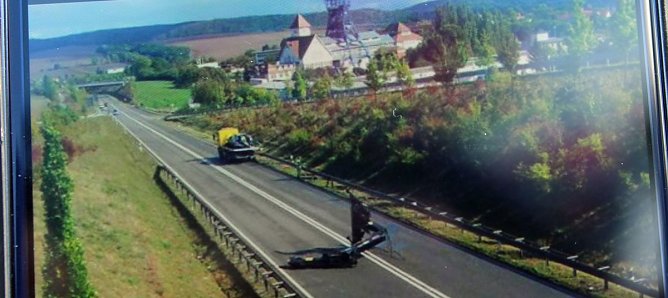 Schwerer Unfall zwischen Abschleppwagen und Br&uuml;cke (Foto: Privat)