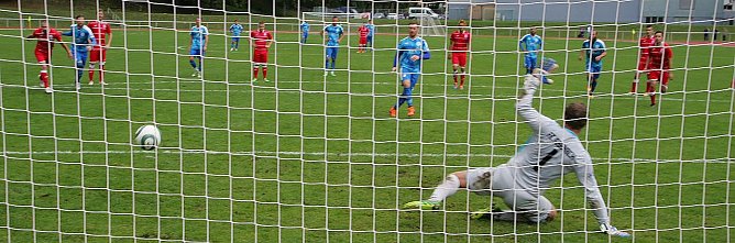 Pfingsten-Reddig verwandelt zum 0:3 (Foto: Bernd Peter)