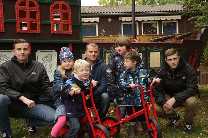 Wackerfans im Kindergarten - der Traumzauberbaum bekam heute Geschenke von ungewohnter Stelle (Foto: Angelo Glashagel)