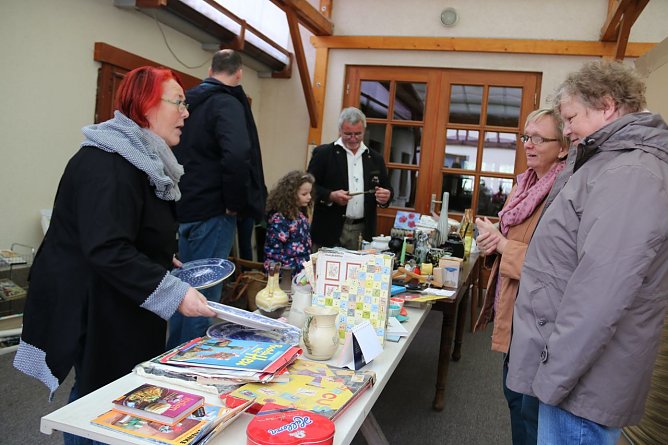 Garagen-Flohmarkt bei Organisatorin Gabriele Neumeyer (2.v.r.). (Foto: S. Schedwill)