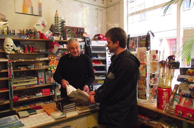 Norbert Kaulisch (rechts) zählt zu Bernd Walthers Stammkundschaft (Foto: Kurt Frank) Norbert Kaulisch (rechts) zählt zu Bernd Walthers Stammkundschaft (Foto: Kurt Frank)
