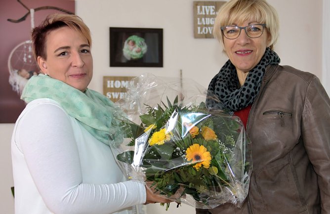 Gl&uuml;ckwunsch f&uuml;r neue Mieterin (Foto: SWG)