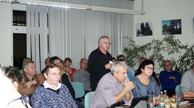 Hans-Peter Possehn spricht zum Stadtrat. (Foto: S. Schedwill)