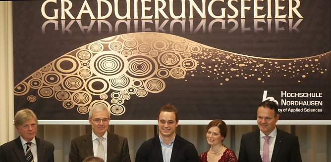 Die ersten Absolventen (2. und 3. von rechts), die heute ihre Zeugnisse und eine "wertvolle" Tasse erhielten (Foto: nnz)