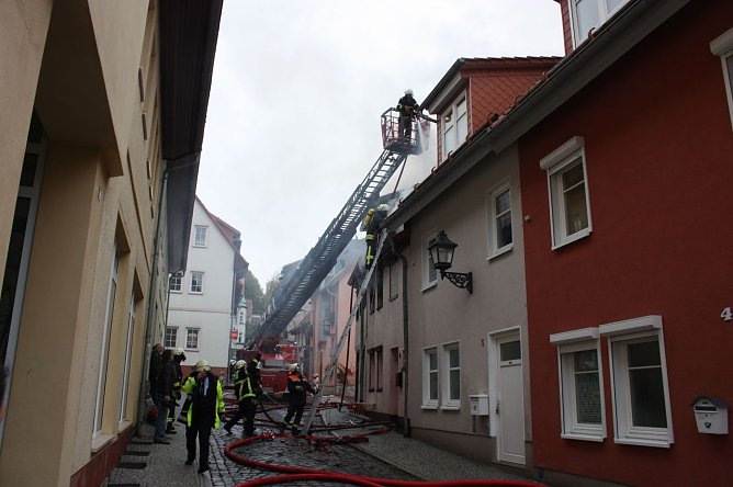 Im Einsatzfall ist eine professionelles Zusammenspiel zwischen Berufs- und freiwilligen Feuerwehren entscheiden wie hier beim Feuer in der Rosengasse im Oktober 2010. (Foto: Pressestelle Stadt Nordhausen)