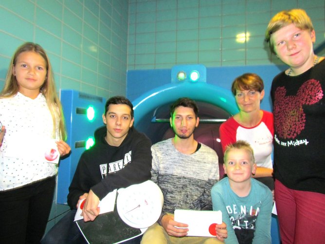 Claudia Dudek &uuml;bergab den Siegern: Rene&acute;e Sauer, Denis Ludwig, Azmir Suljovne, Max Hufenbach und Lilly Gehrmann (von links) die Preise (Foto: Badehaus Nordhausen)