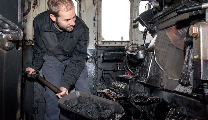 Mit Elan dabei: Matthias Br&auml;ndli aus Z&uuml;rich absolviert auf Harzer Dampflokomotiven eine Heizerausbildung. (Foto: HSB/Bahnsen)