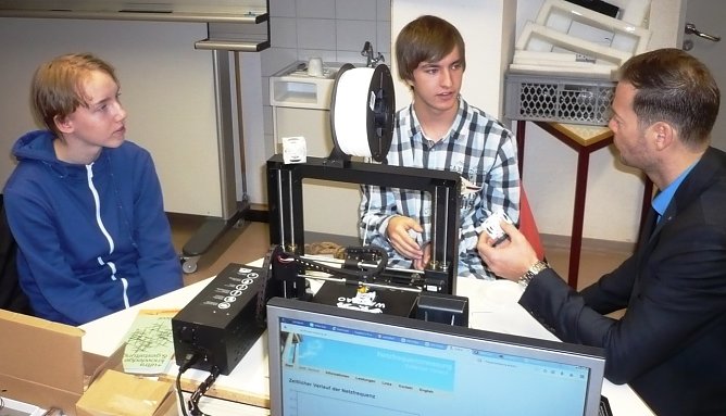 Hendrik Teichm&uuml;ller, Paul Panterodt und Tino Pf&ouml;rtner, Vorsitzender des Schulf&ouml;rdervereins (Foto: privat)